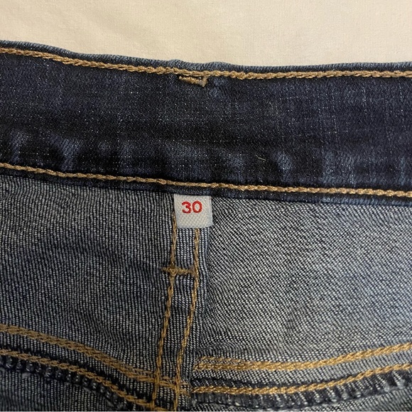 LIKE NEW - LEVI’S MID LENGTH DENIM SHORTS - SIZE 30 - Picture 4 of 4